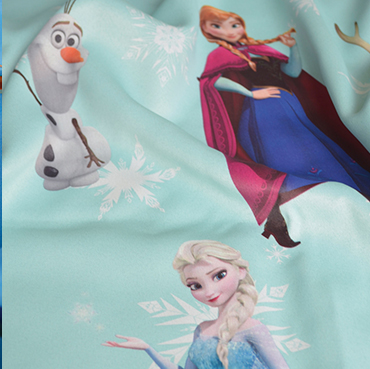 Detailbild von Indes Fuggerhaus Stoff Sunfrozen mit den Stars des Films "Frozen".