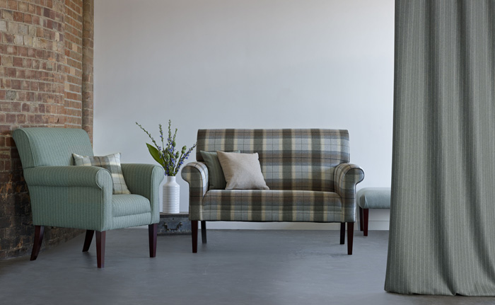 Gemütliche Sofas mit Möbelbezugsstoffen im englischen Stil von Warwick.