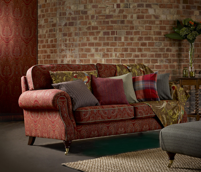 Möbelstoffe und Stoffe für Kissen von Warwick im englischen Stil stellt Indes Fuggerhaus vor.