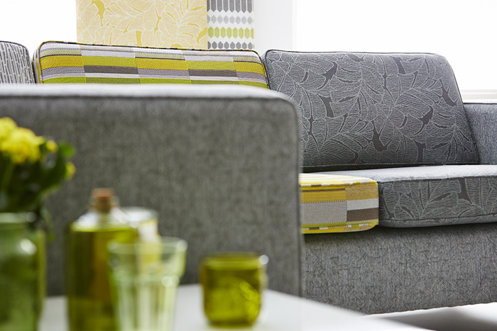 Gelbe und Graue Möbelstoffe von Warwick für Sofas, Sessel und Kissenbezüge.